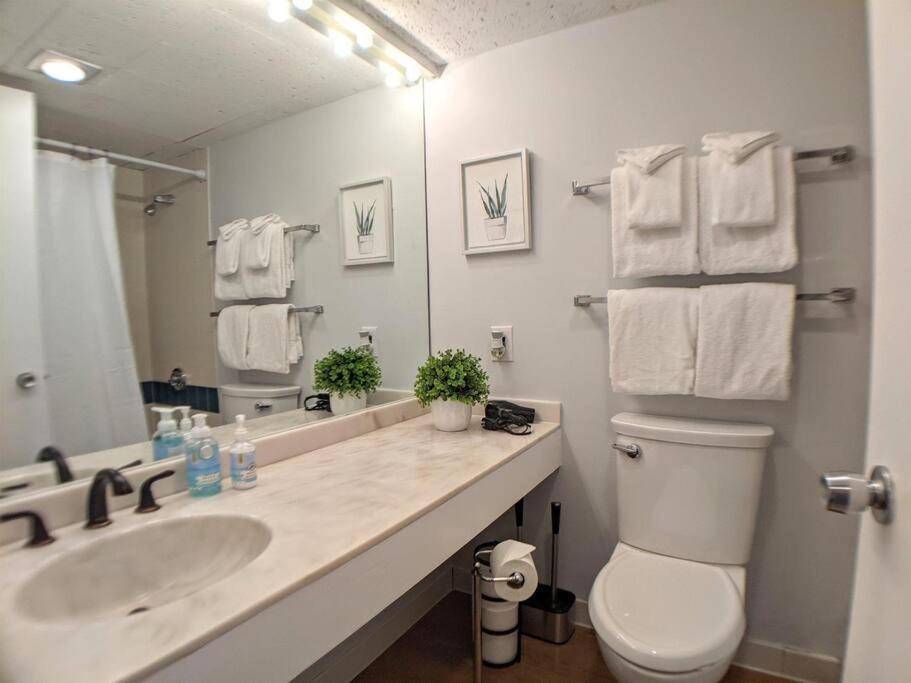 Cute Cedar Lodge Studio With Balcony & Lake Views! Laconia Esterno foto