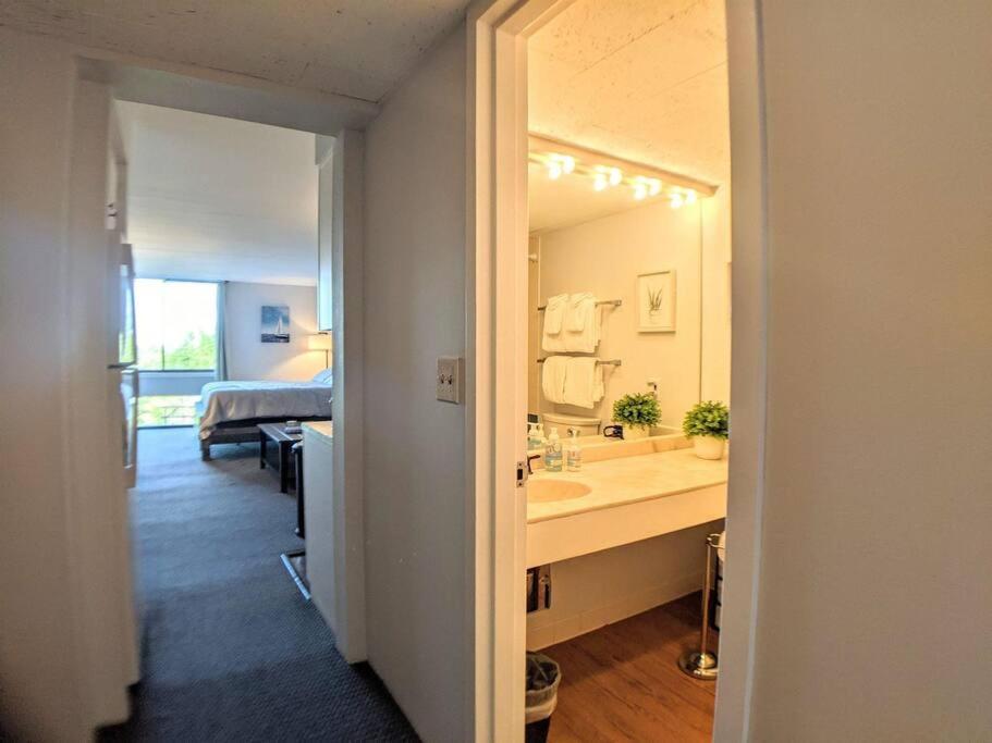 Cute Cedar Lodge Studio With Balcony & Lake Views! Laconia Esterno foto
